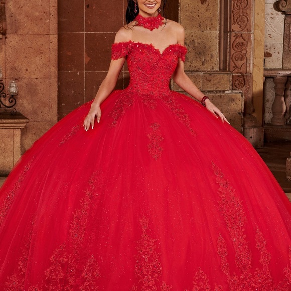 Vendo hermoso vestido para 15 años rojo te incluyo ramo y tocado